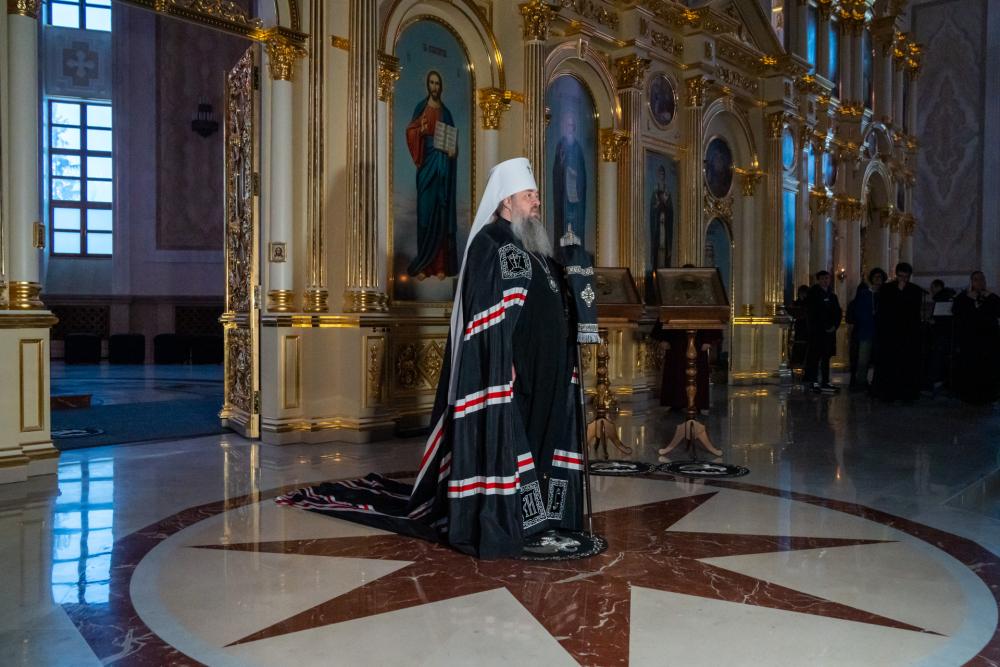 Настоятель протоиерей Александр Филиппов с клириками Никольского храма получили благословение на Великий пост от митрополита Серафима в Спасском кафедральном соборе города Пензы 