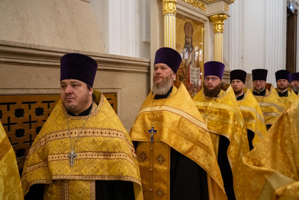 Протоиерей Александр Филиппов сослужил митрополиту Серафиму за уставным вечерним богослужением и новогодним молебном в Спасском кафедральном соборе