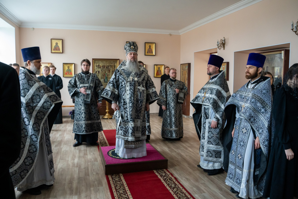 Протоиерей Александр Филиппов сослужил митрополиту Серафиму за Литургией Преждеосвященных Даров в храме святителя Иннокентия Иркутского при духовной семинарии