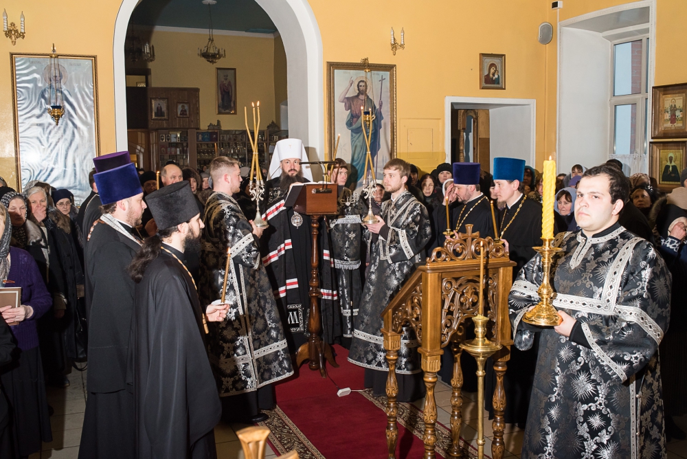 В среду первой седмицы Великого поста митрополит Серафим совершил повечерие с чтением Великого канона прп. Андрея Критского в Никольском храме в Терновке