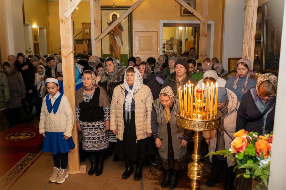 В канун престольного праздника митрополит Серафим совершил всенощное бдение в нашем храме