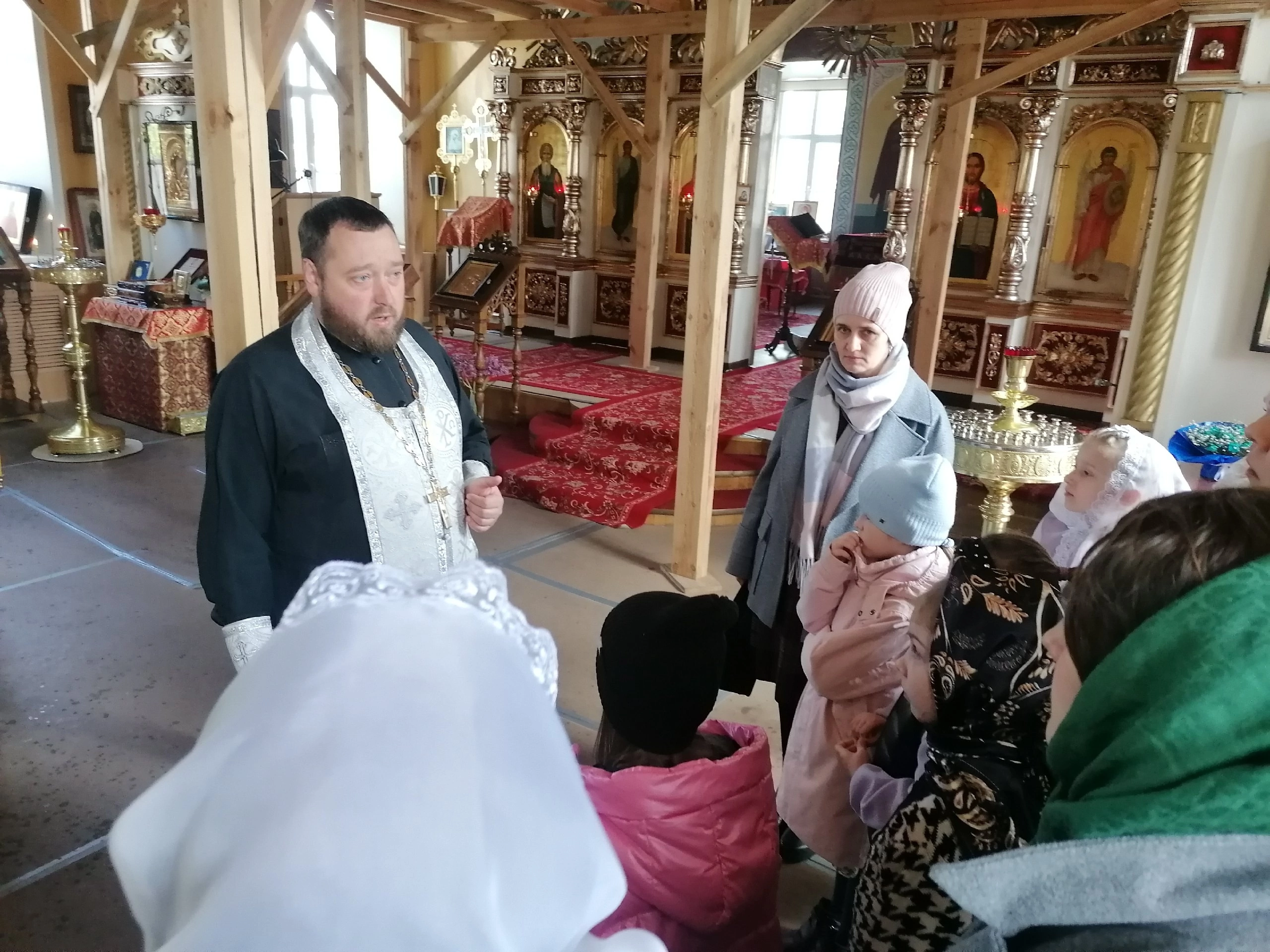 Священники встретились с учениками средней школы №1 города Спутник