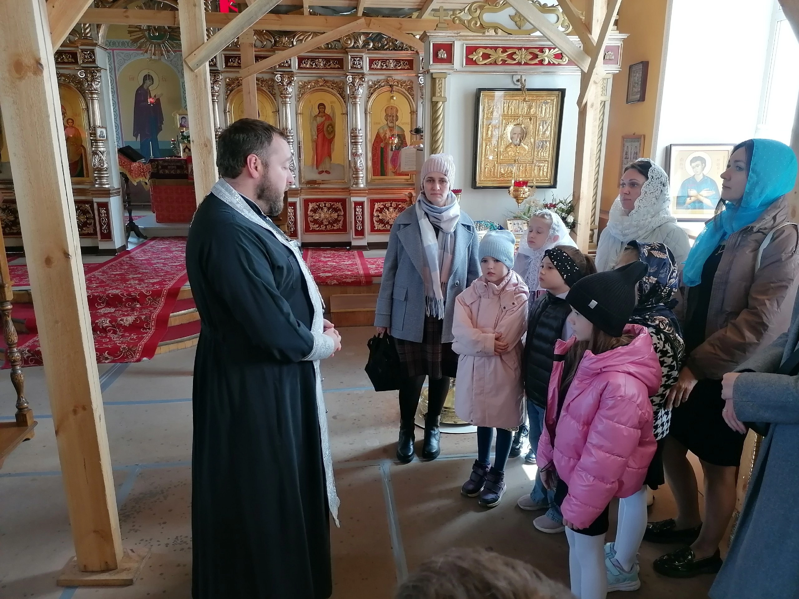 Священники встретились с учениками средней школы №1 города Спутник