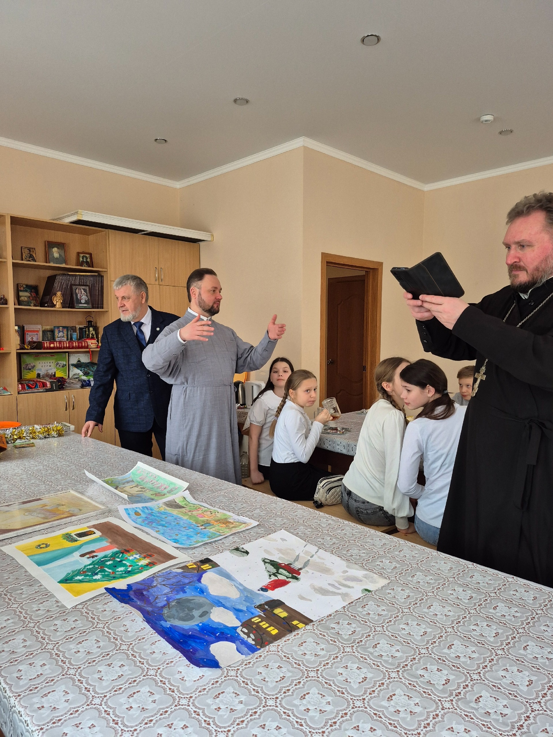 В воскресной школе "Азбука веры" состоялся конкурс рисунков "В ожидании Рождества"