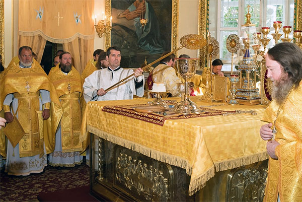 Митрополит Серафим рукоположил Олега Шугурова в сан диакона