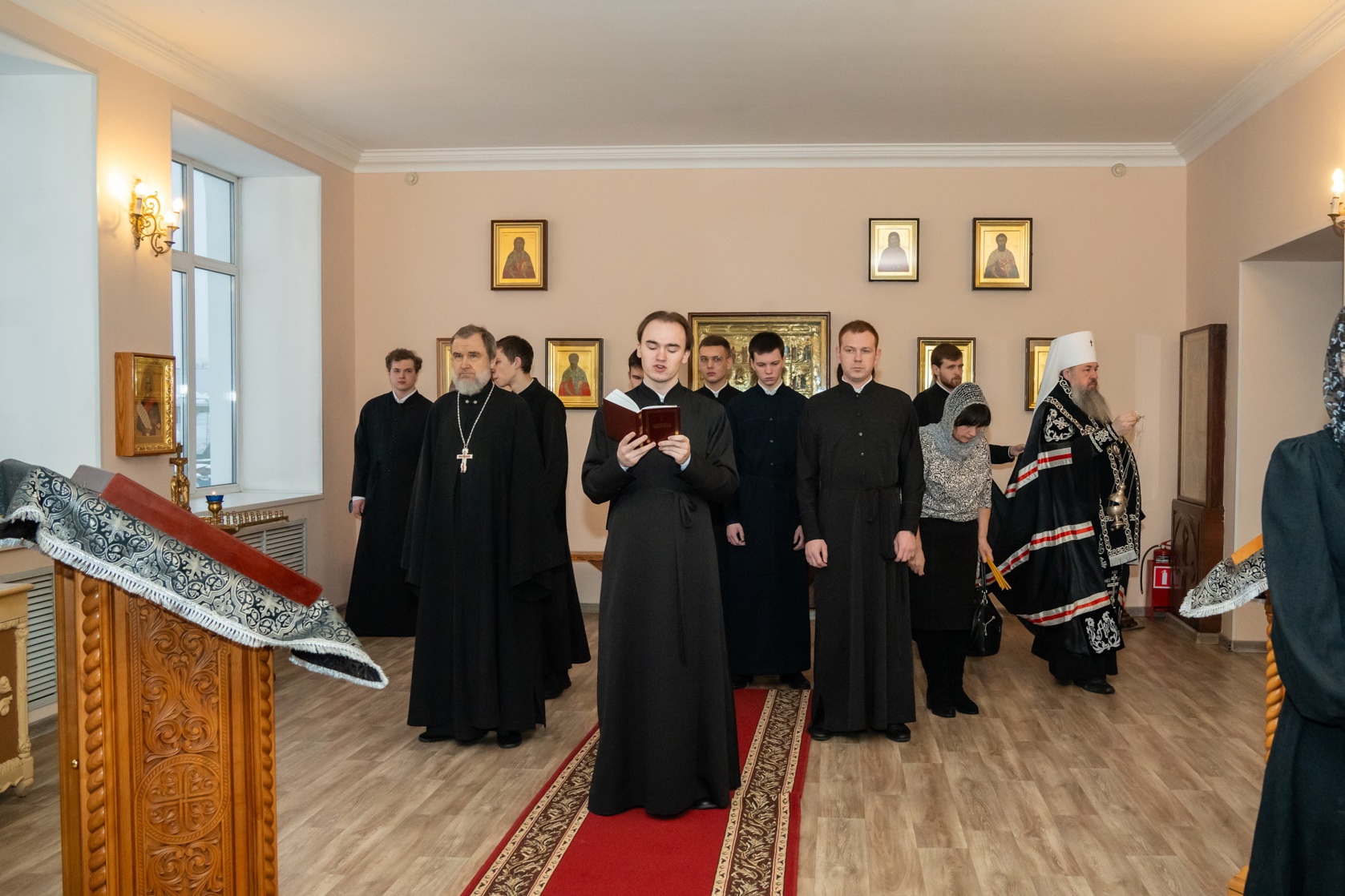 В понедельник первой седмицы Великого поста протоиерей Александр Филиппов молился за Архиерейским богослужением в храме святителя Иннокентия Иркутского при семинарии