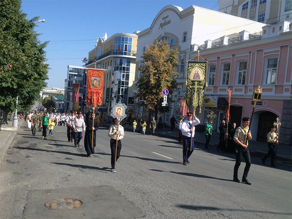 Ребята из молодежной групы нашего храма участвовали в Детском епархиальном крестном ходе перед началом учкбного года