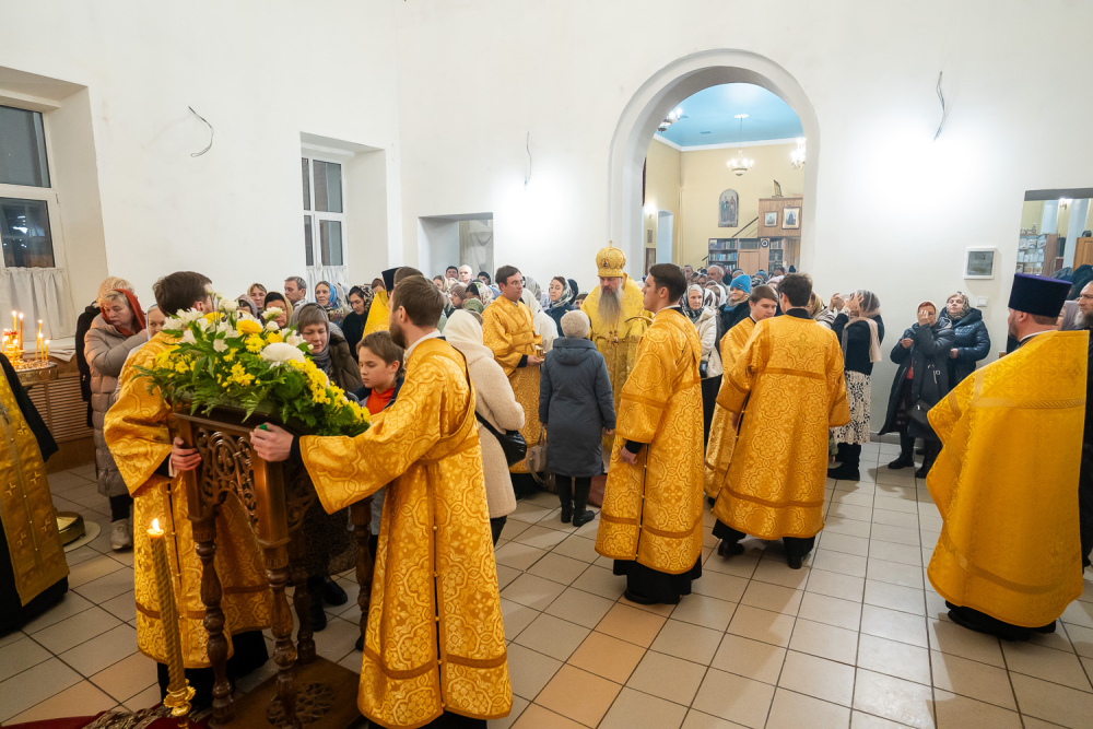 В канун престольного праздника митрополит Серафим совершил всенощное бдение в нашем храме