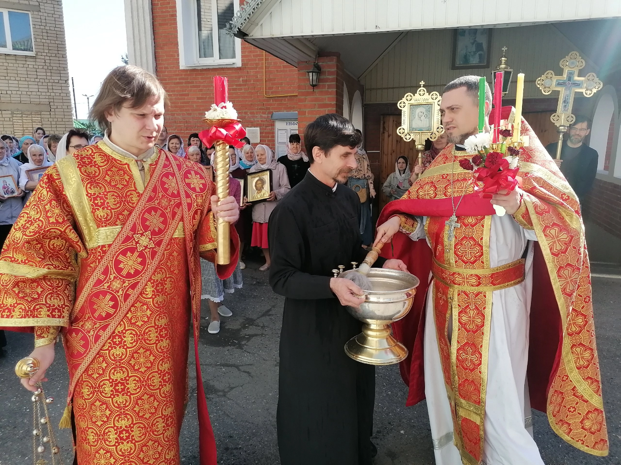 В четверг Светлой седмицы иерей Владимир Журавлев совершил Божественную литургию