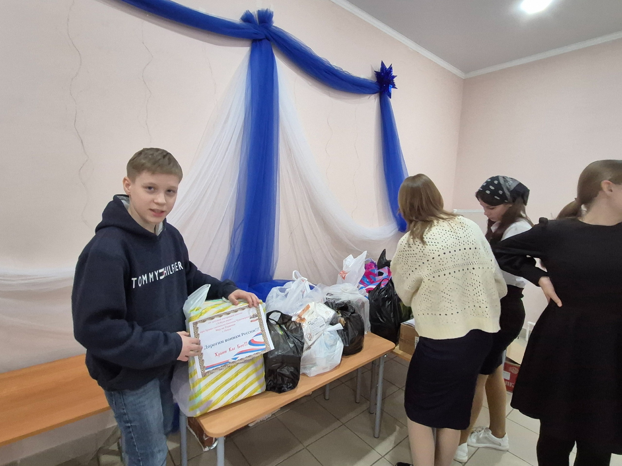 Дети из воскресной школы Никольского храма участвовали во Всероссийской акции"Письмо и посылка солдату"