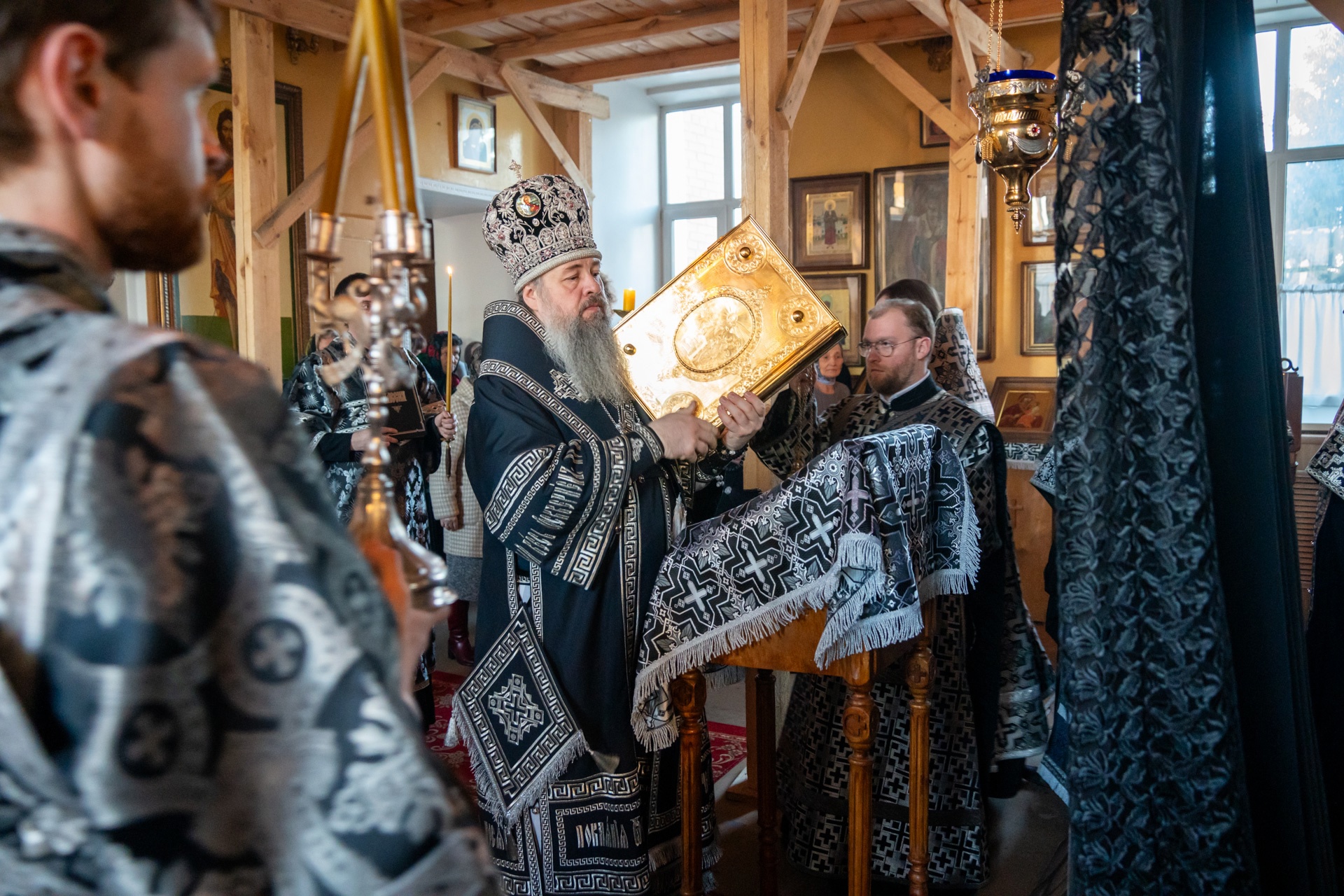 Митрополит Серафим совершил чин Пассии в нашем храме   