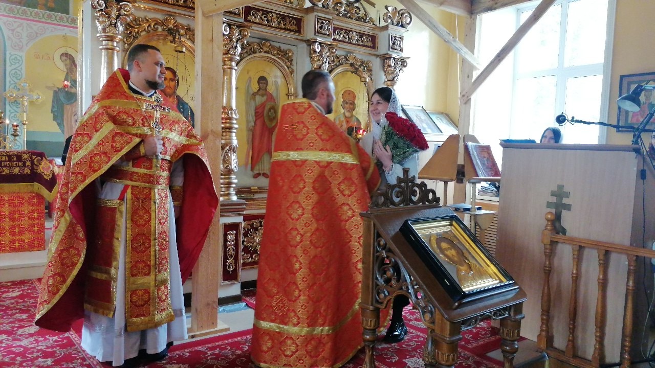 В субботу 3-й седмицы по Пасхе протоиерей Александр Филиппов поздравил регента с днем рождения 