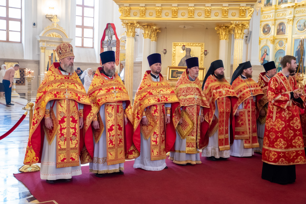   Протоиерей Александр Филиппов сослужил митрополиту Серафиму за литургией в  Спасском кафедральном соборе