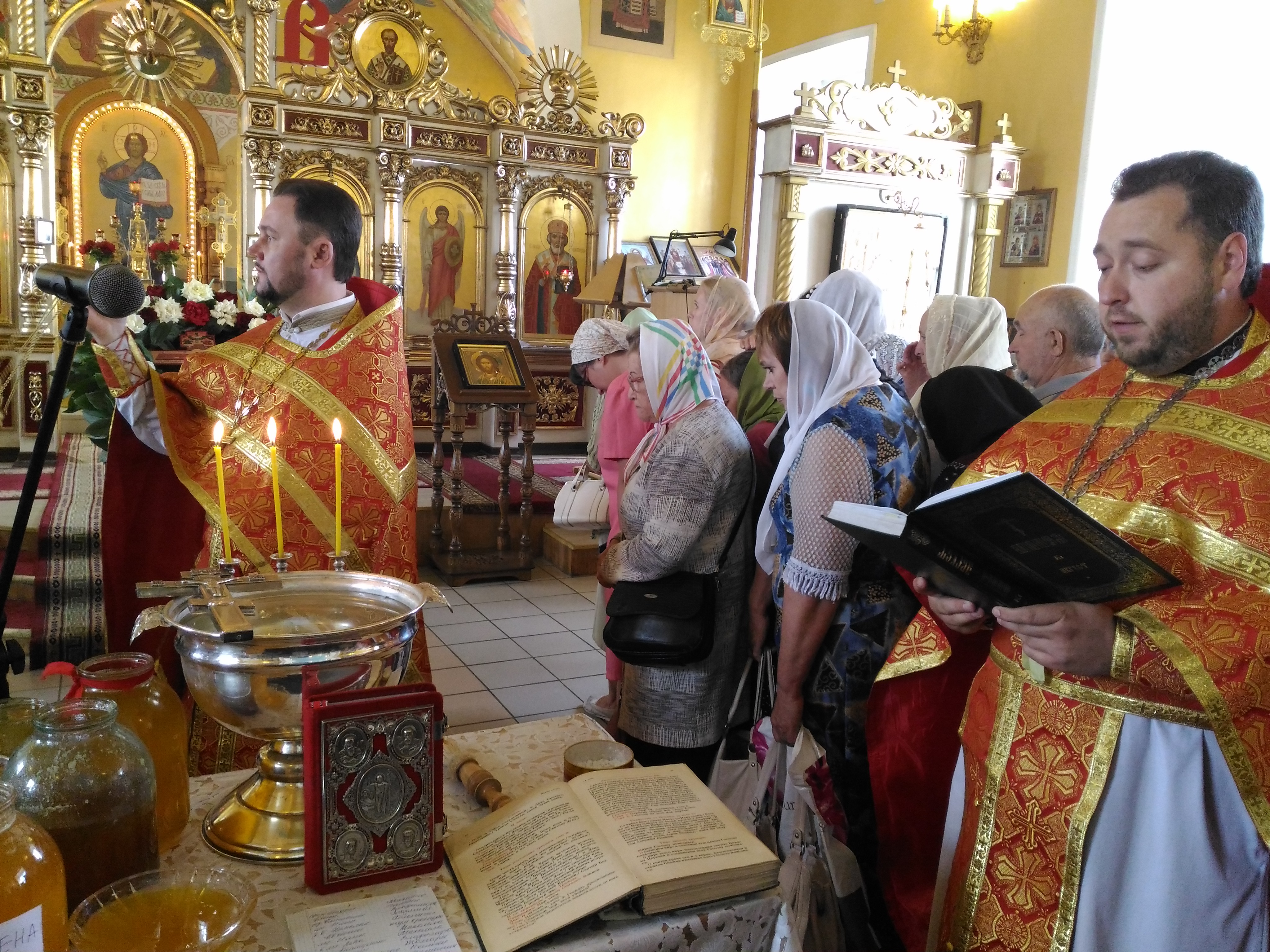 Праздник Происхождения (изнесения) Честных Древ Животворящего Креста Господня