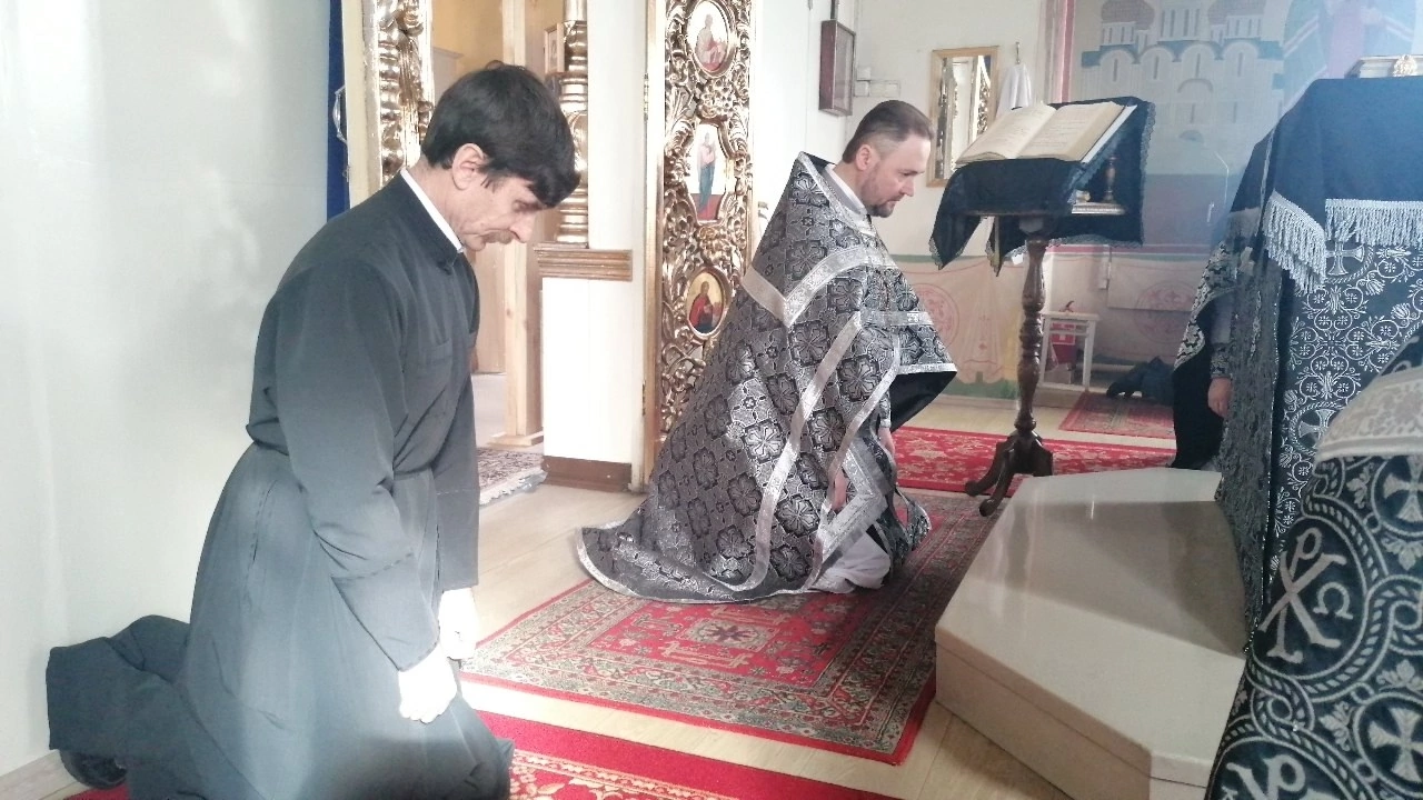 Протоиерей Александр Филиппов совершил Божественную Литургию Преждеосвященных Даров