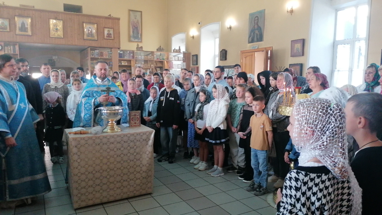 Протоиерей Александр Филиппов совершил молебен об учащихся перед началом нового учебного года