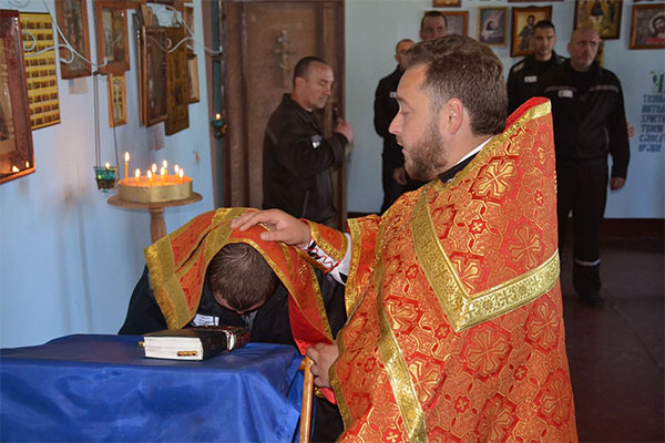 Клирики нашего храма совершили божественную литургию в ИК-7