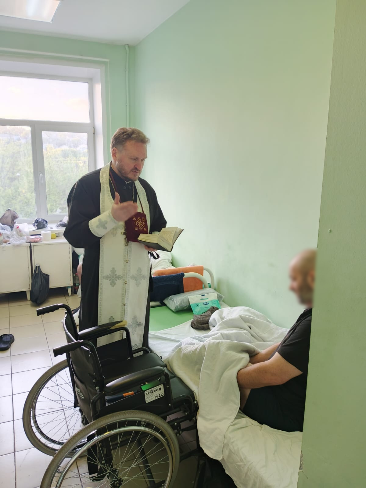 Священники посетили раненых участников СВО в военном госпитале Пензы