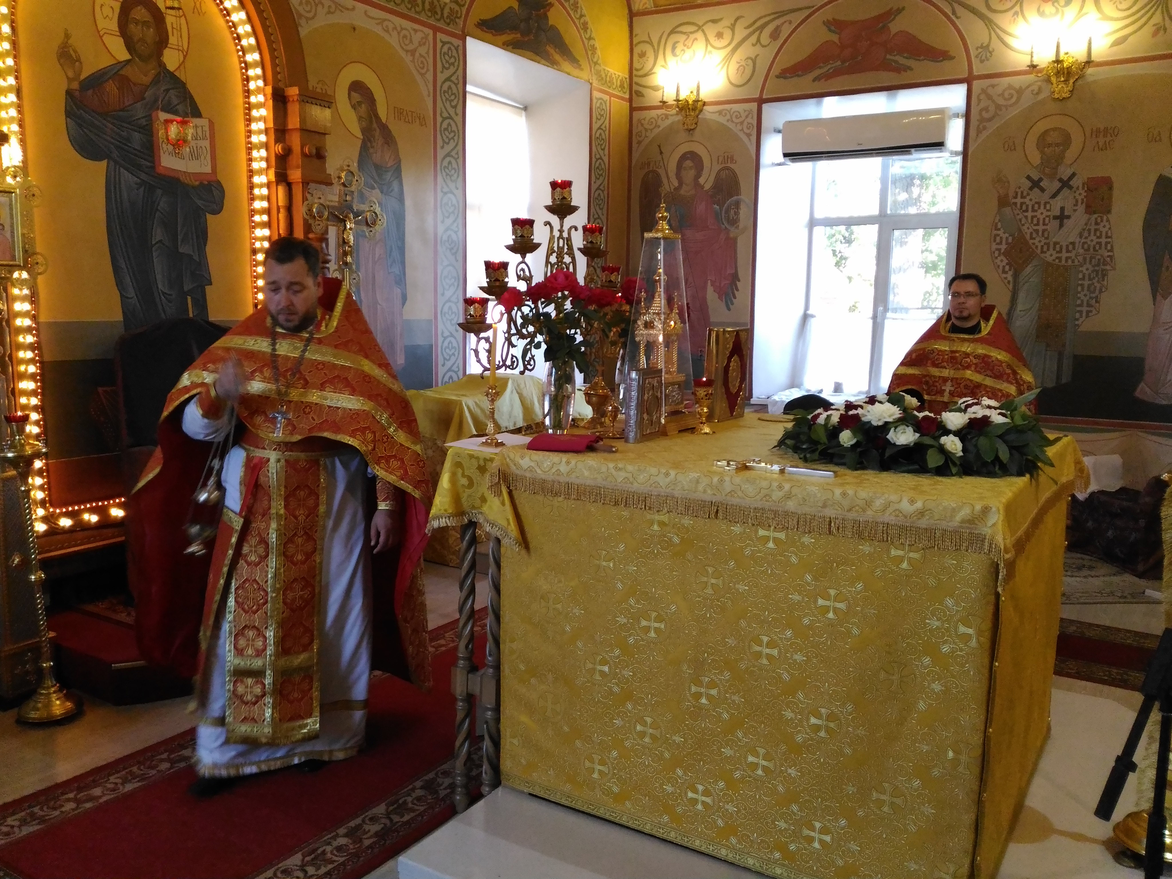 Вечерняя служба накануне праздника Происхождения (изнесения) Честных Древ Животворящего Креста Господня