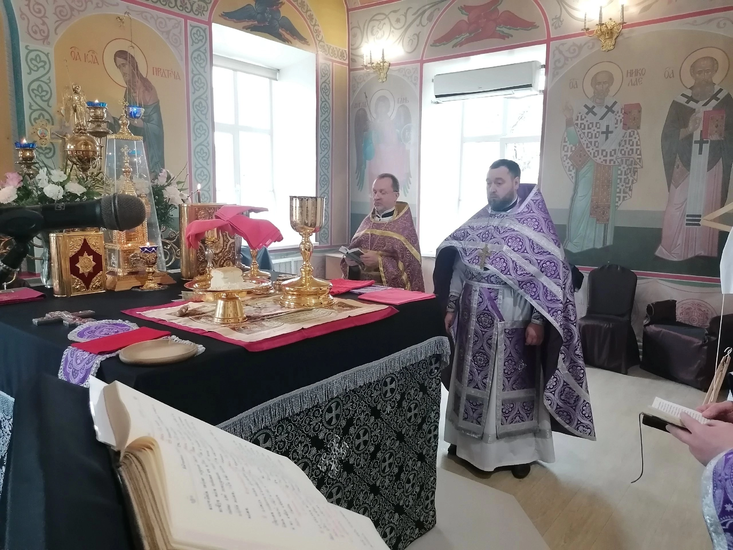 В Великий Четверг протоиерей Александр Филиппов совершил вечерню и Божественную литургию