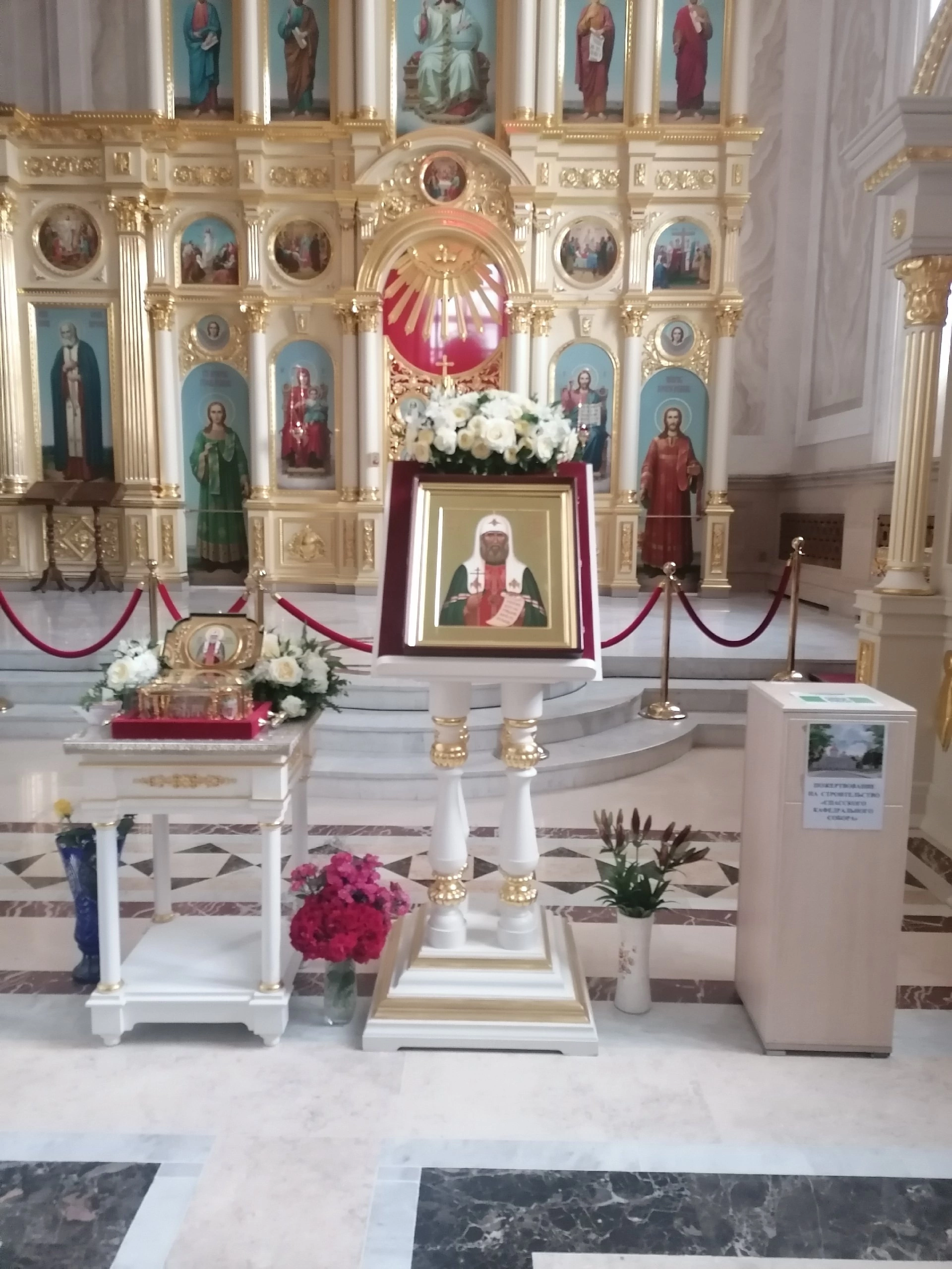 Иерей Владимир Журавлев совершил акафист святителю Тихону в Кафедральном соборе