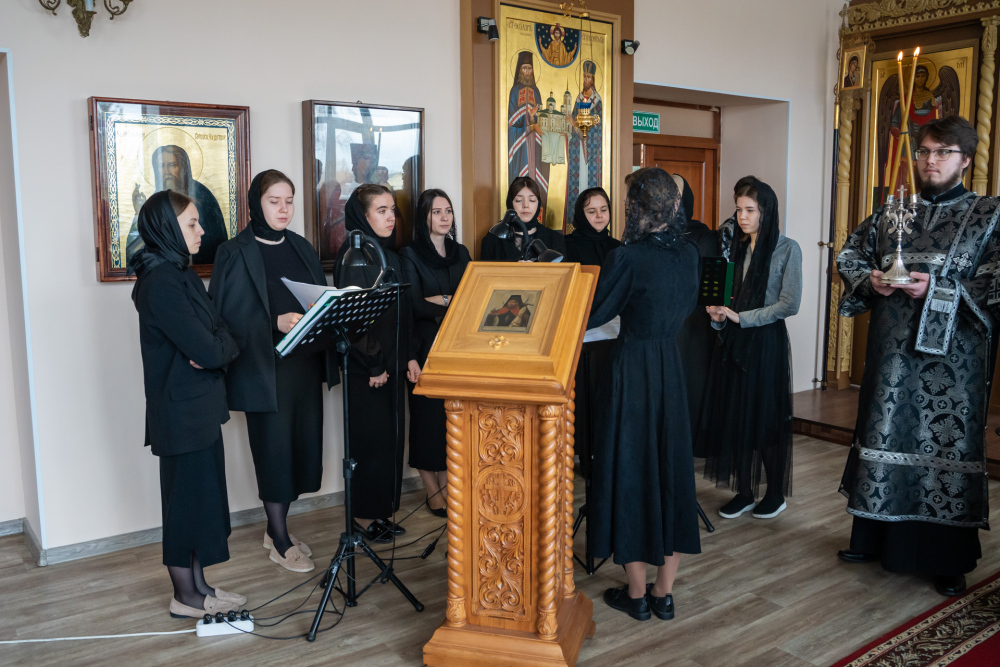 Протоиерей Александр Филиппов сослужил митрополиту Серафиму за Литургией Преждеосвященных Даров в храме святителя Иннокентия Иркутского при духовной семинарии