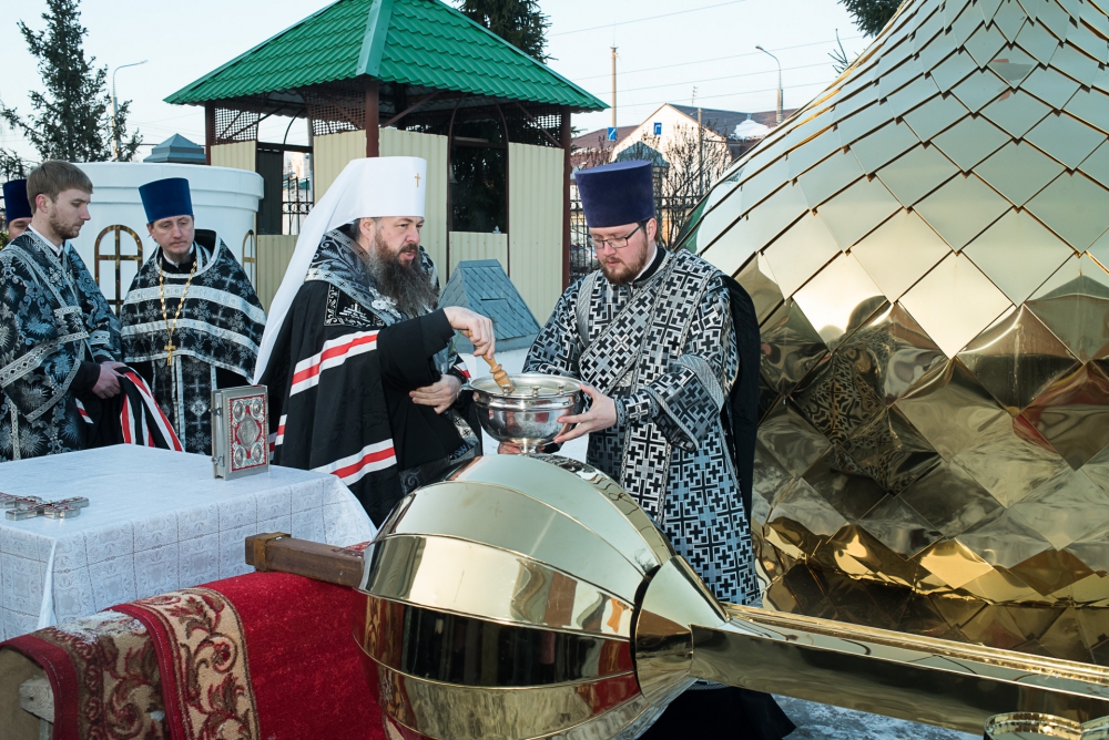 В среду первой седмицы Великого поста митрополит Серафим совершил чин освящения креста и купола для нашего храма
