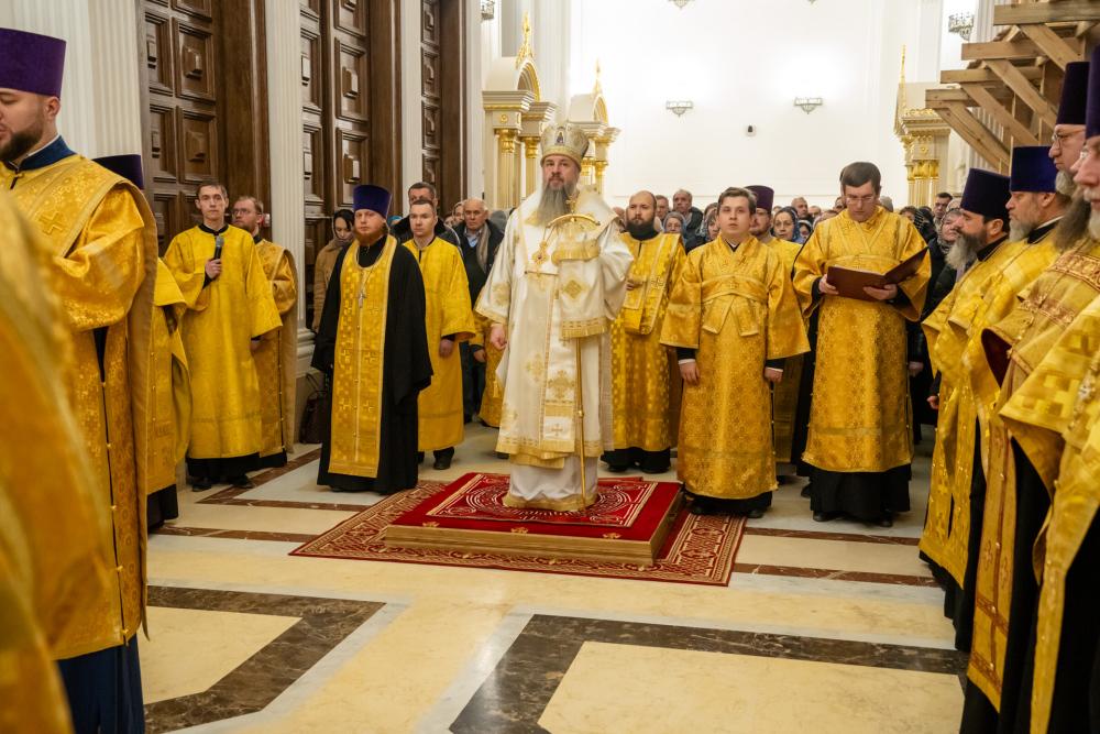 Протоиерей Александр Филиппов сослужил митрополиту Серафиму за уставным вечерним богослужением и новогодним молебном в Спасском кафедральном соборе