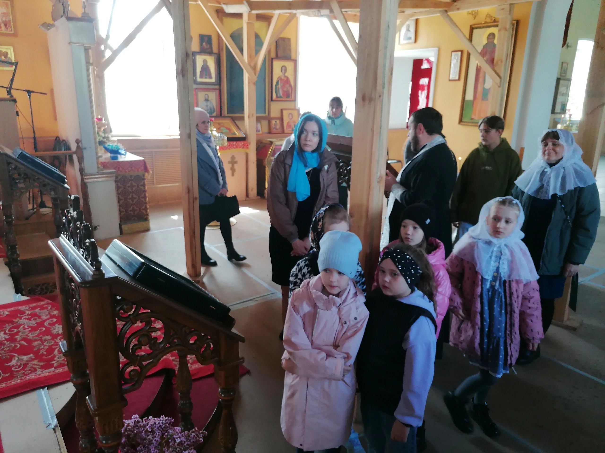 Священники встретились с учениками средней школы №1 города Спутник