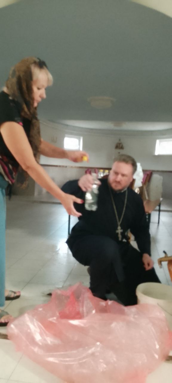 Иерей Сергий Карасёв с волонтёрами отправили крещенскую воду для бойцов СВО