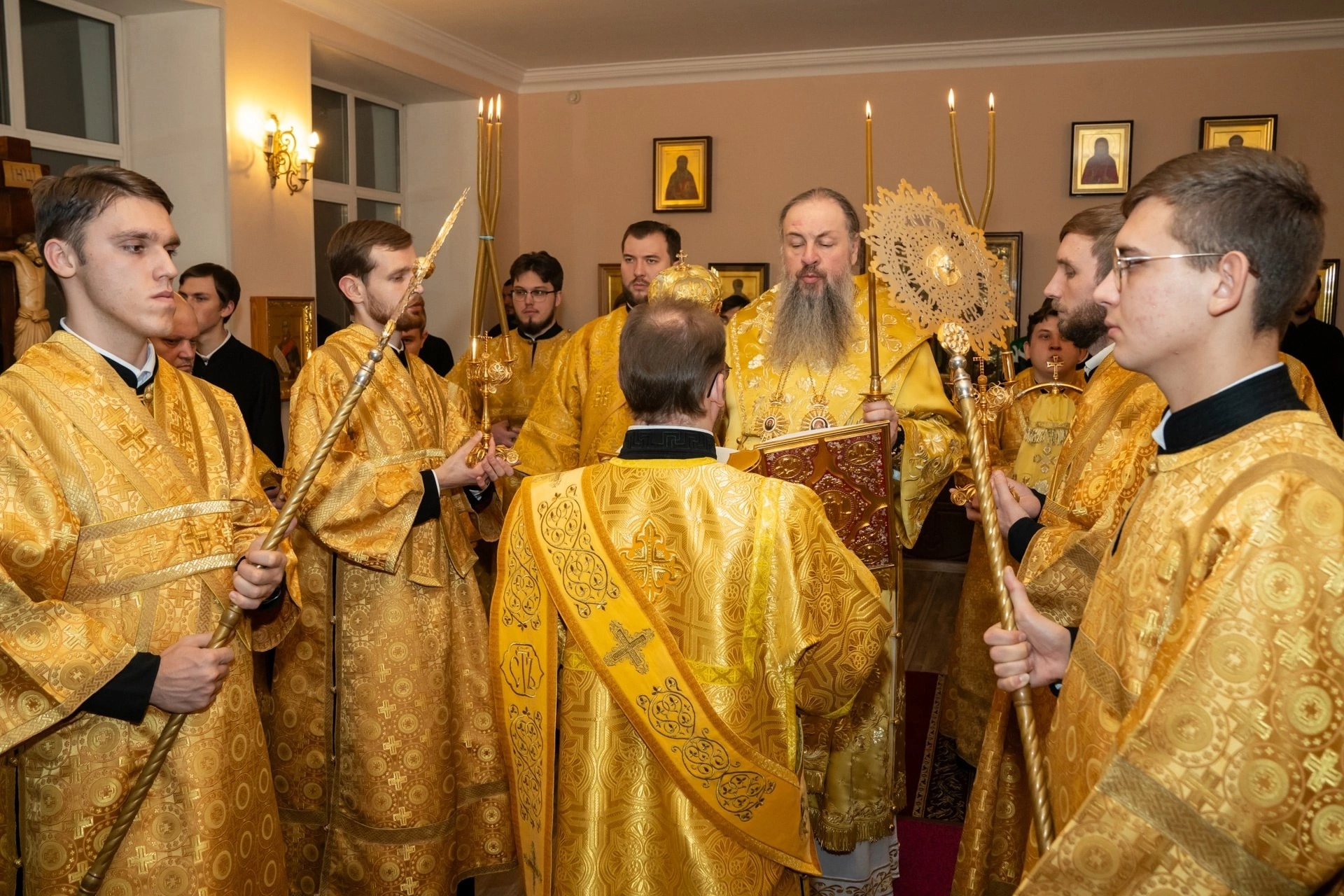 В канун престольного праздника протоиерй Александр Филиппов сослужил митрополиту Серафиму за всенощным бдением в храме святителя Иннокентия Иркутского при семинарии   