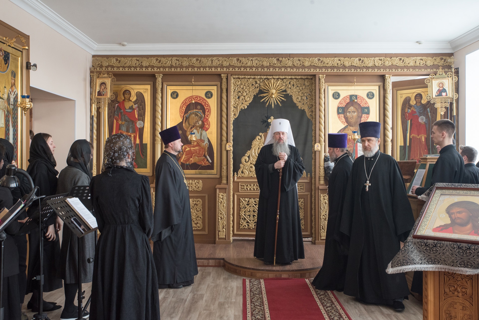 Во вторник первой седмицы Великого поста протоиерей Александр Филиппов молился за Архиерейским богослужением в храме святителя Иннокентия Иркутского при семинарии