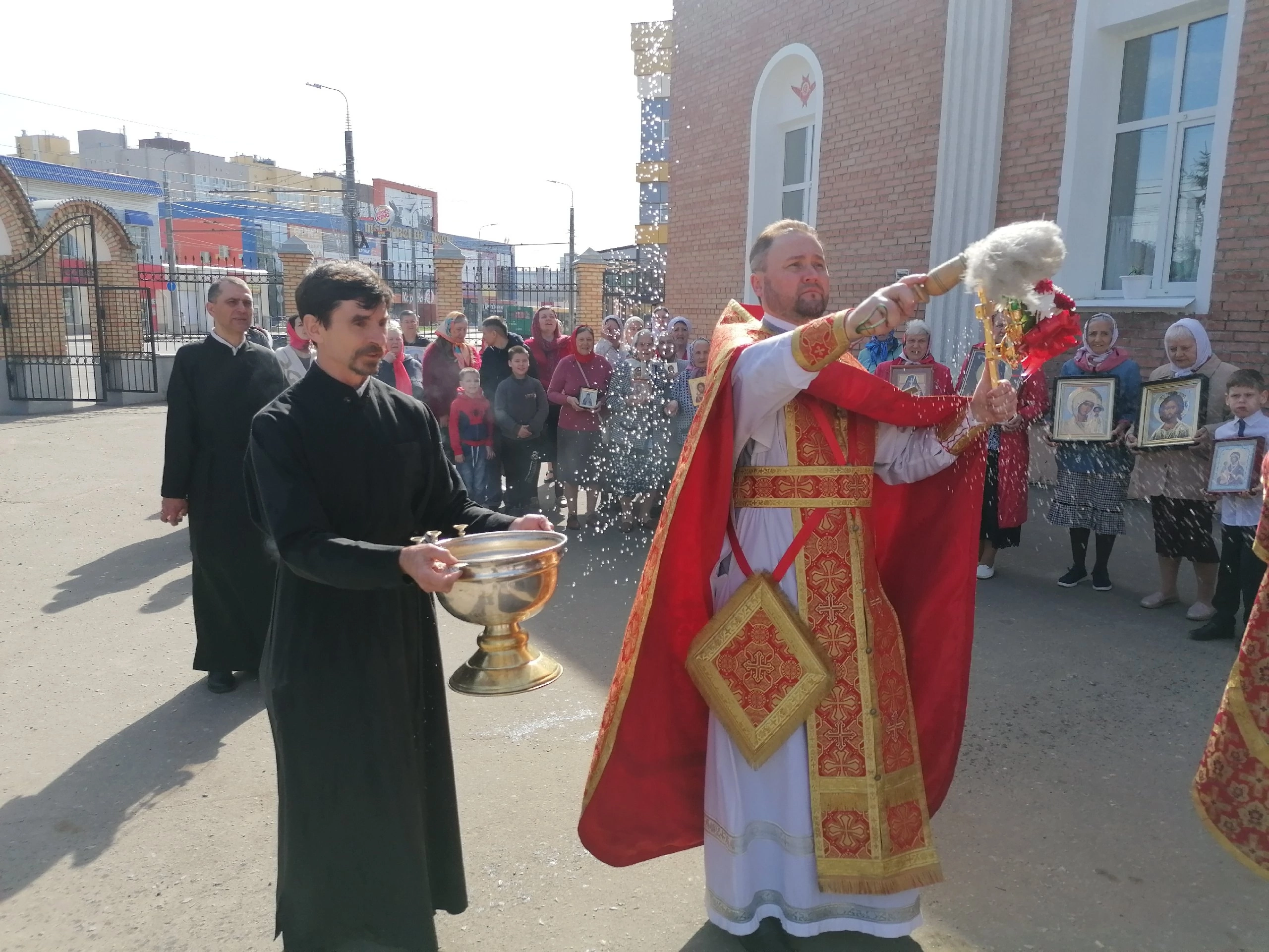 В понедельник Светлой седмицы протоиерей Александр Филиппов совершил Божественную литургию