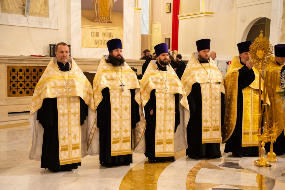 В праздник Рождества Христова протоиерей Александр Филиппов сослужил иерархам Пензенской митрополии за великой вечерней в Спасском кафедральном соборе