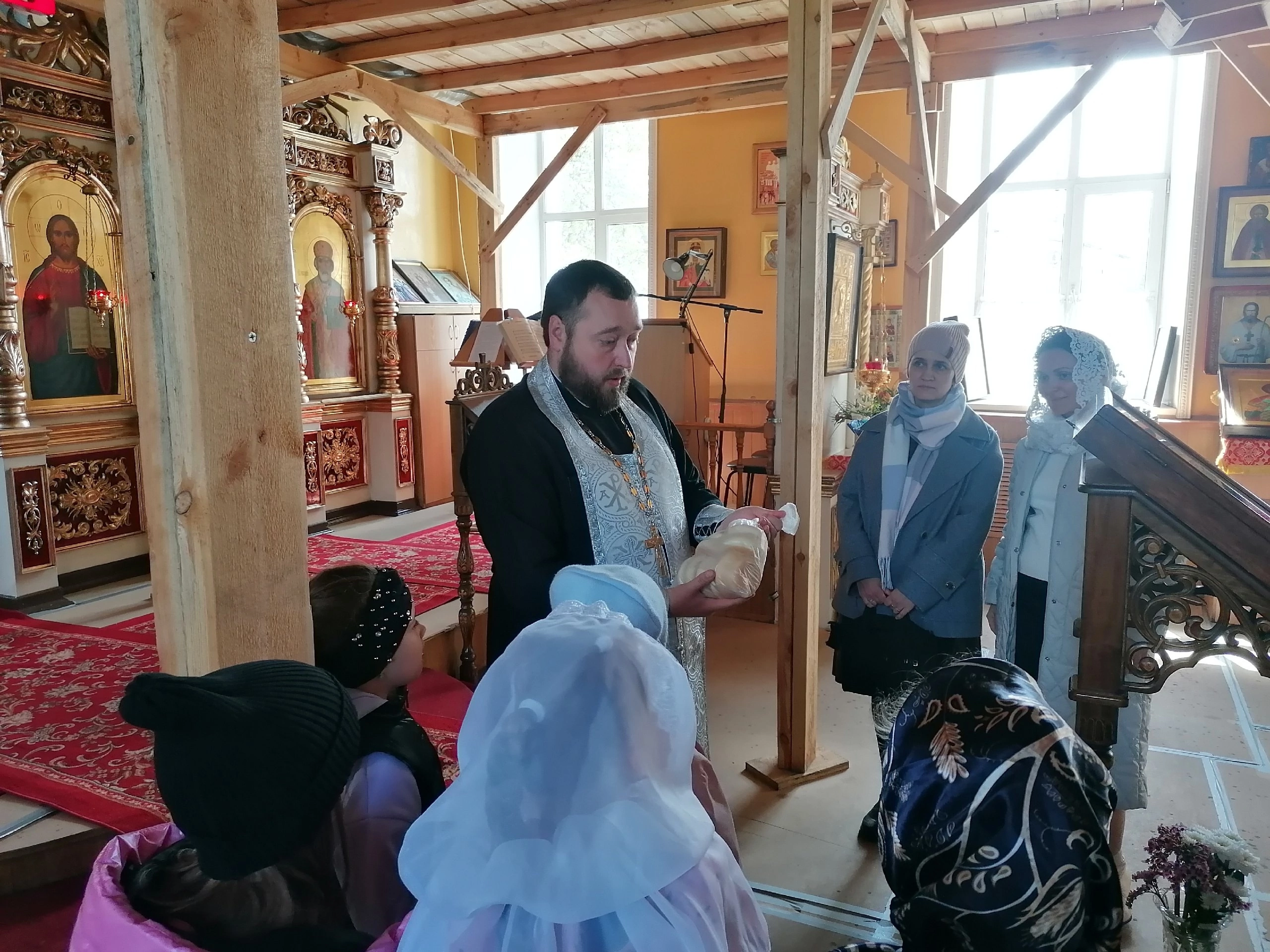 Священники встретились с учениками средней школы №1 города Спутник