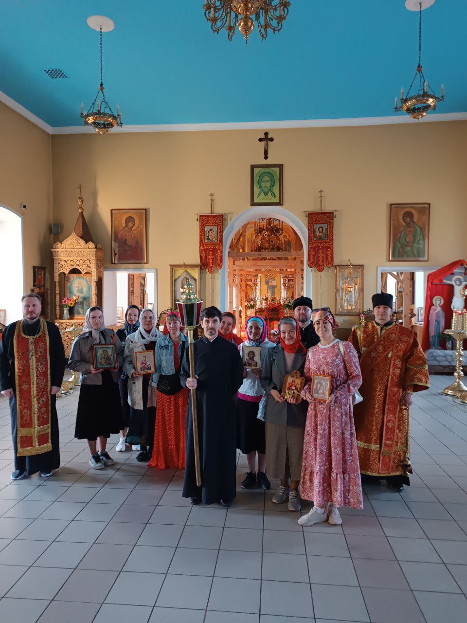 Протоиерей Александр Филиппов возглавил крестный ход до храма в честь иконы Божией Матери «Живоносный источник» с. Большая Валяевка