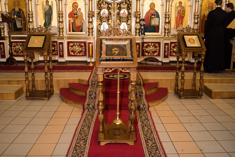 В среду первой седмицы Великого поста митрополит Серафим совершил повечерие с чтением Великого канона прп. Андрея Критского в Никольском храме в Терновке