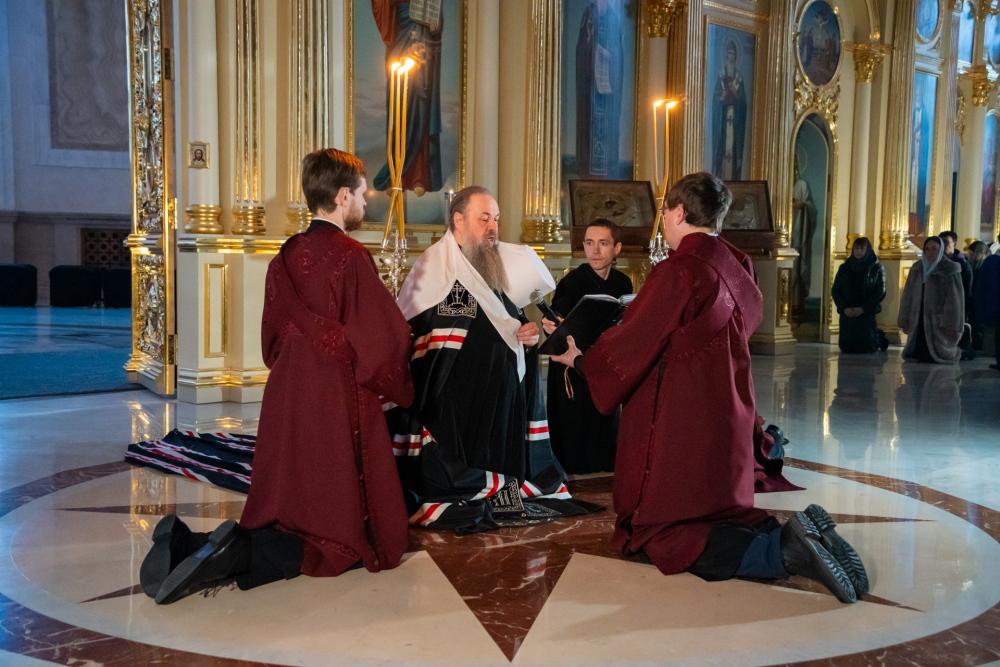 Настоятель протоиерей Александр Филиппов с клириками Никольского храма получили благословение на Великий пост от митрополита Серафима в Спасском кафедральном соборе города Пензы 