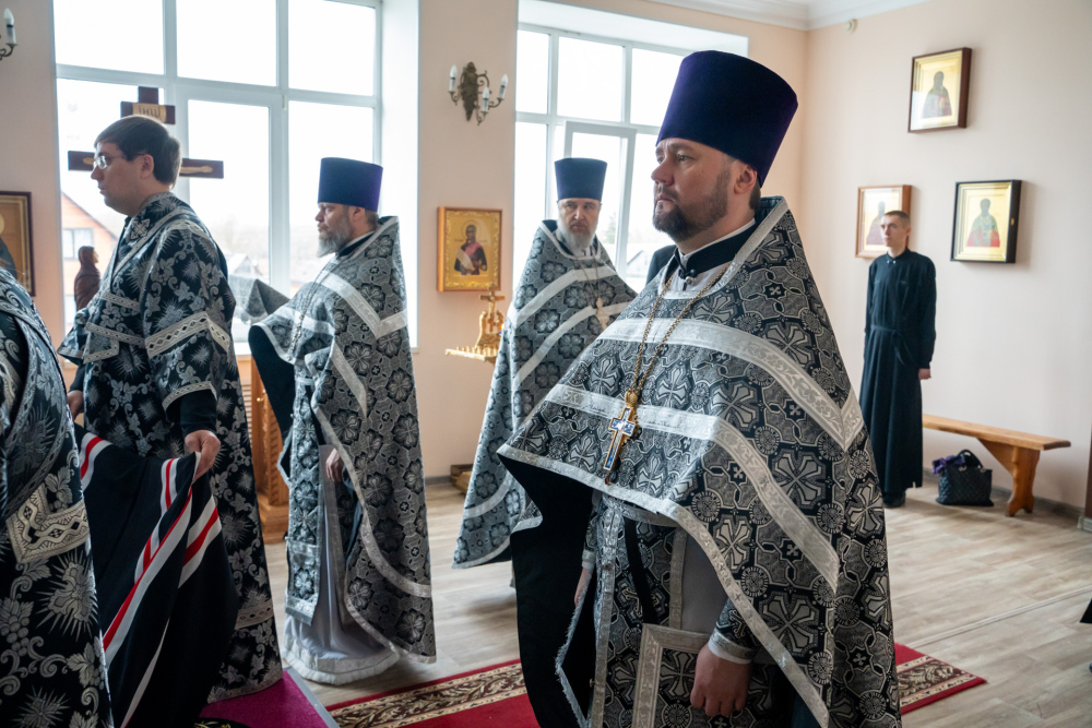 Протоиерей Александр Филиппов сослужил митрополиту Серафиму за Литургией Преждеосвященных Даров в храме святителя Иннокентия Иркутского при духовной семинарии