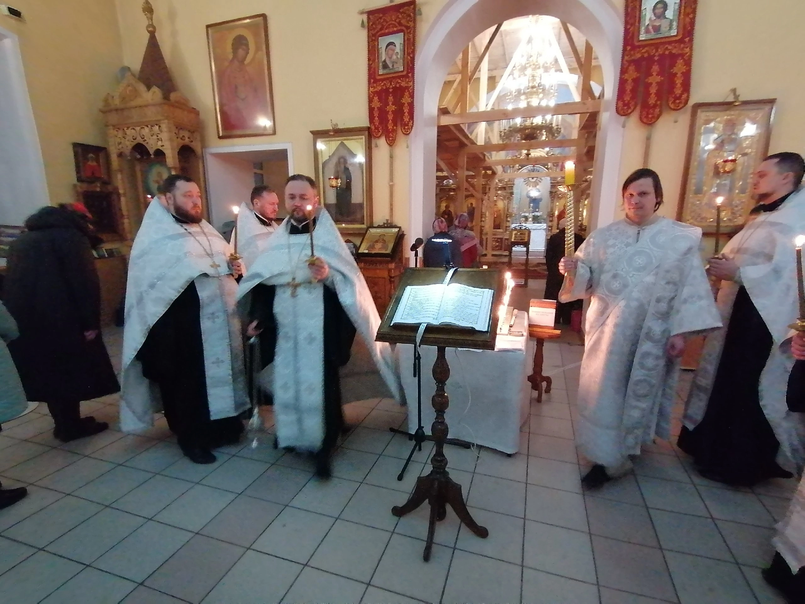 Вечернее богослужение в канун Вселенской родительской субботы