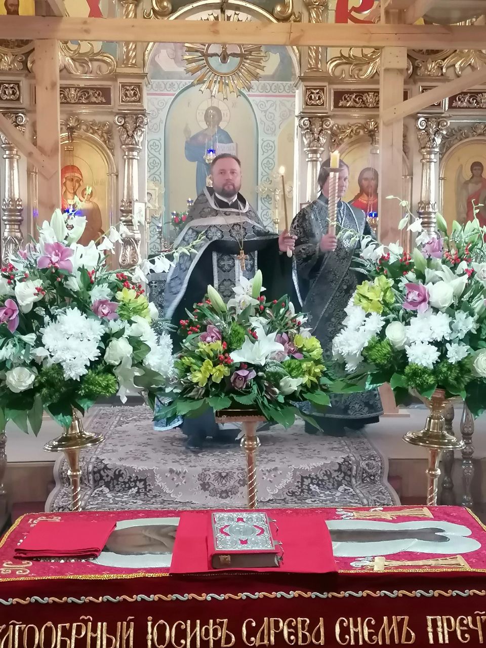 Протоиерей Александр Филиппов совершил утреню Великой Субботы с чином погребения 