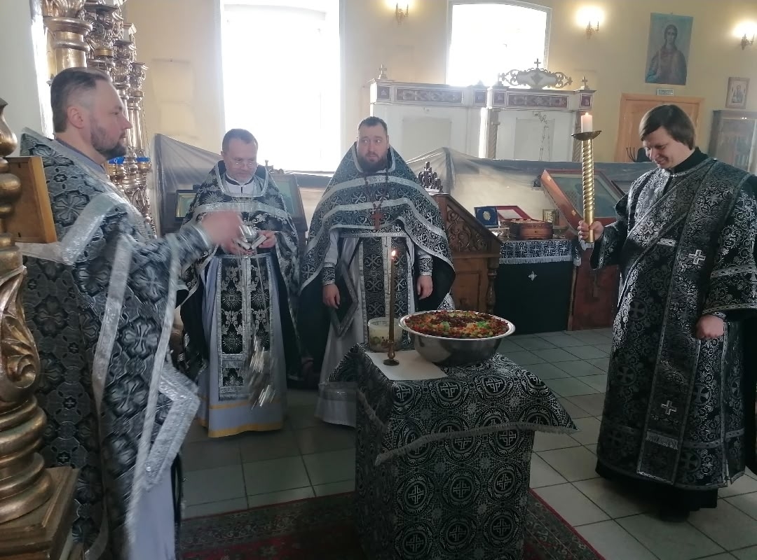 Протоиерей Александр Филиппов совершил Божественную Литургию Преждеосвященных Даров