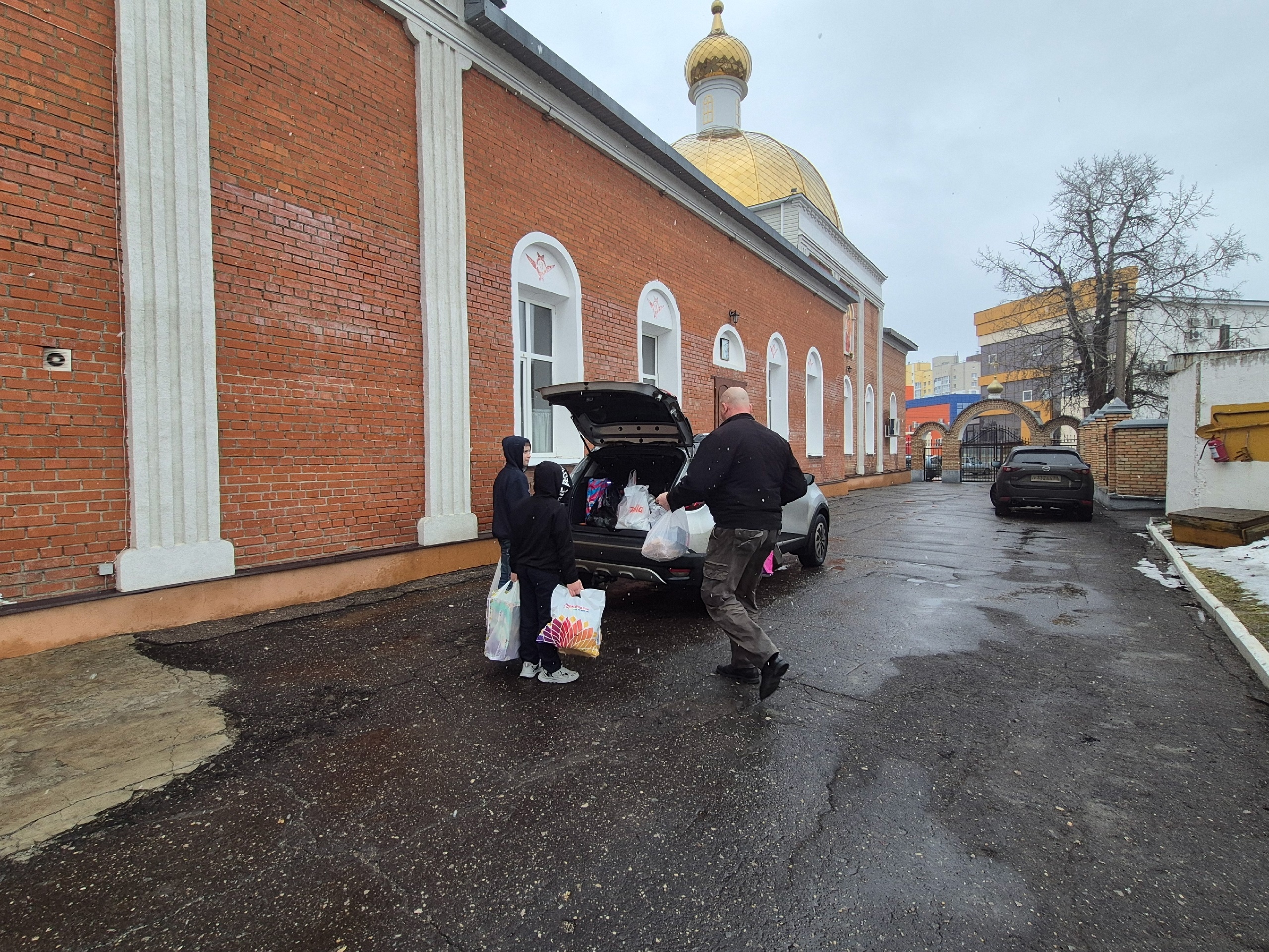 Дети из воскресной школы Никольского храма участвовали во Всероссийской акции"Письмо и посылка солдату"
