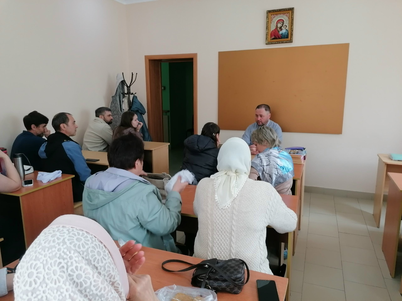 Настоятель провел беседу с паломниками
