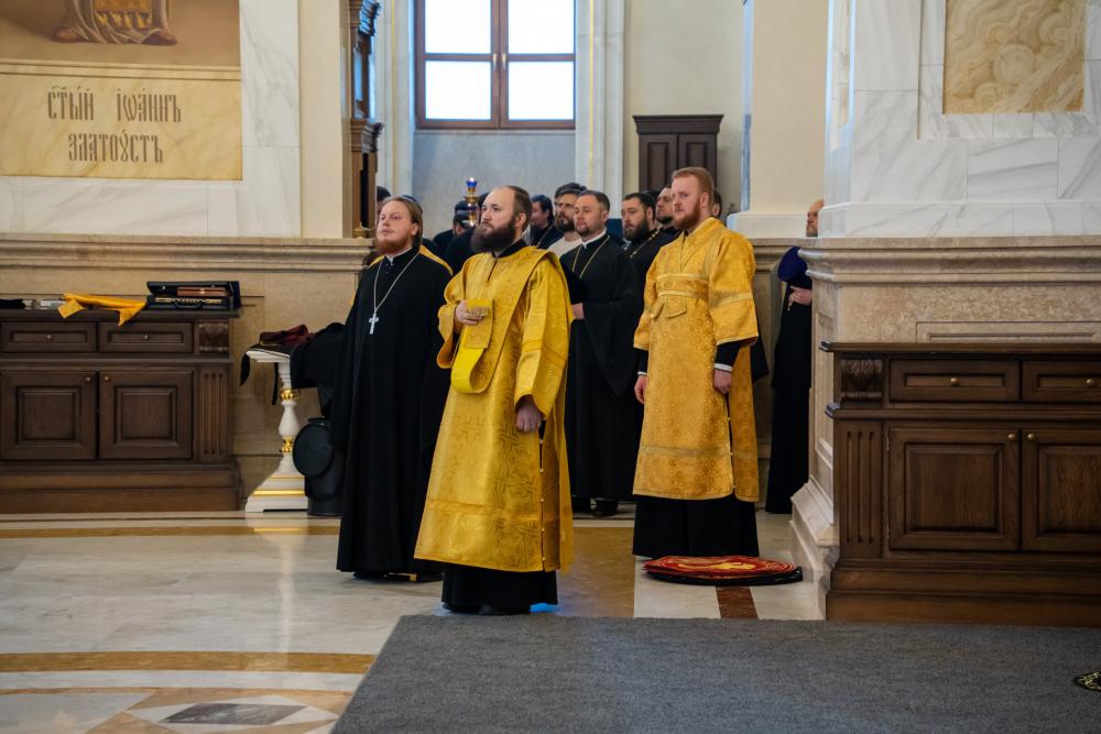 Настоятель протоиерей Александр Филиппов с клириками Никольского храма получили благословение на Великий пост от митрополита Серафима в Спасском кафедральном соборе города Пензы 