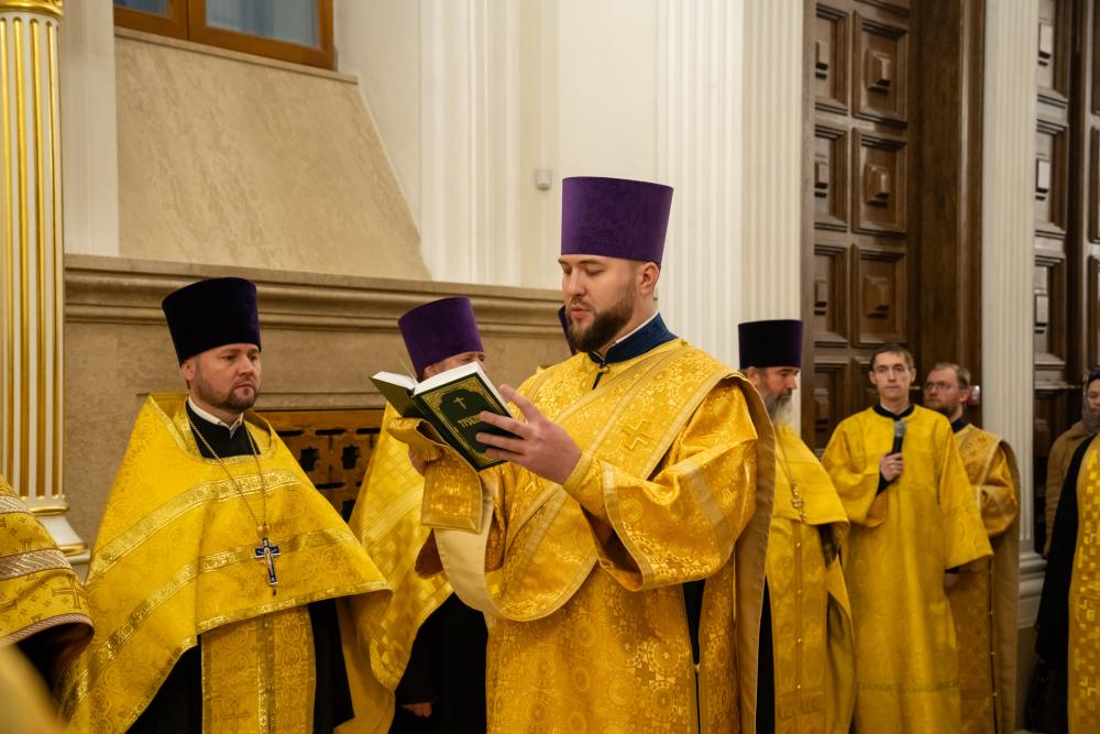 Протоиерей Александр Филиппов сослужил митрополиту Серафиму за уставным вечерним богослужением и новогодним молебном в Спасском кафедральном соборе