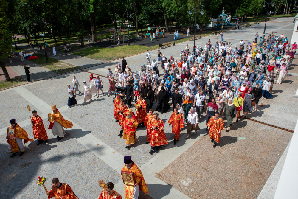   Протоиерей Александр Филиппов сослужил митрополиту Серафиму за литургией в  Спасском кафедральном соборе
