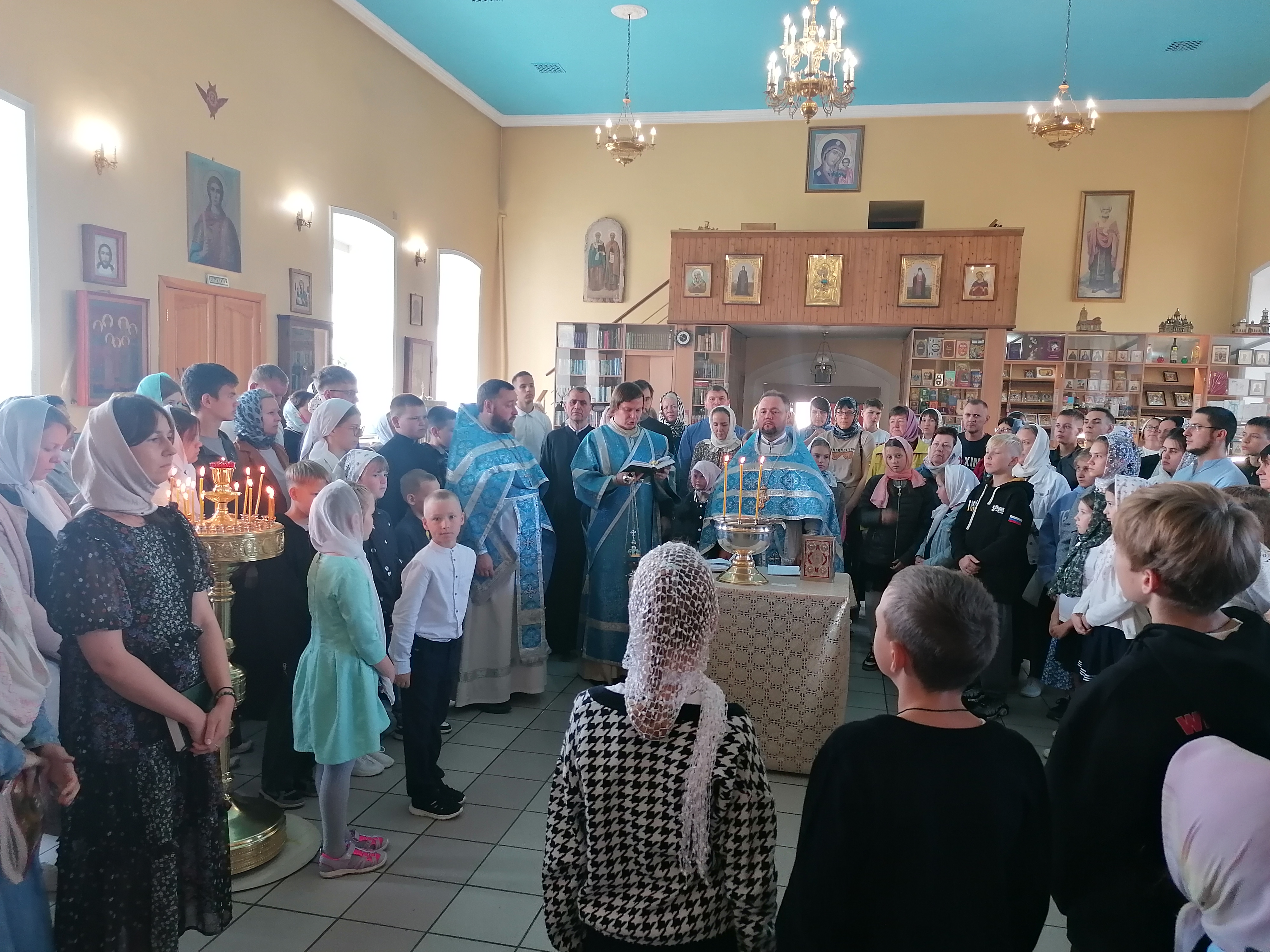 Протоиерей Александр Филиппов совершил молебен об учащихся перед началом нового учебного года