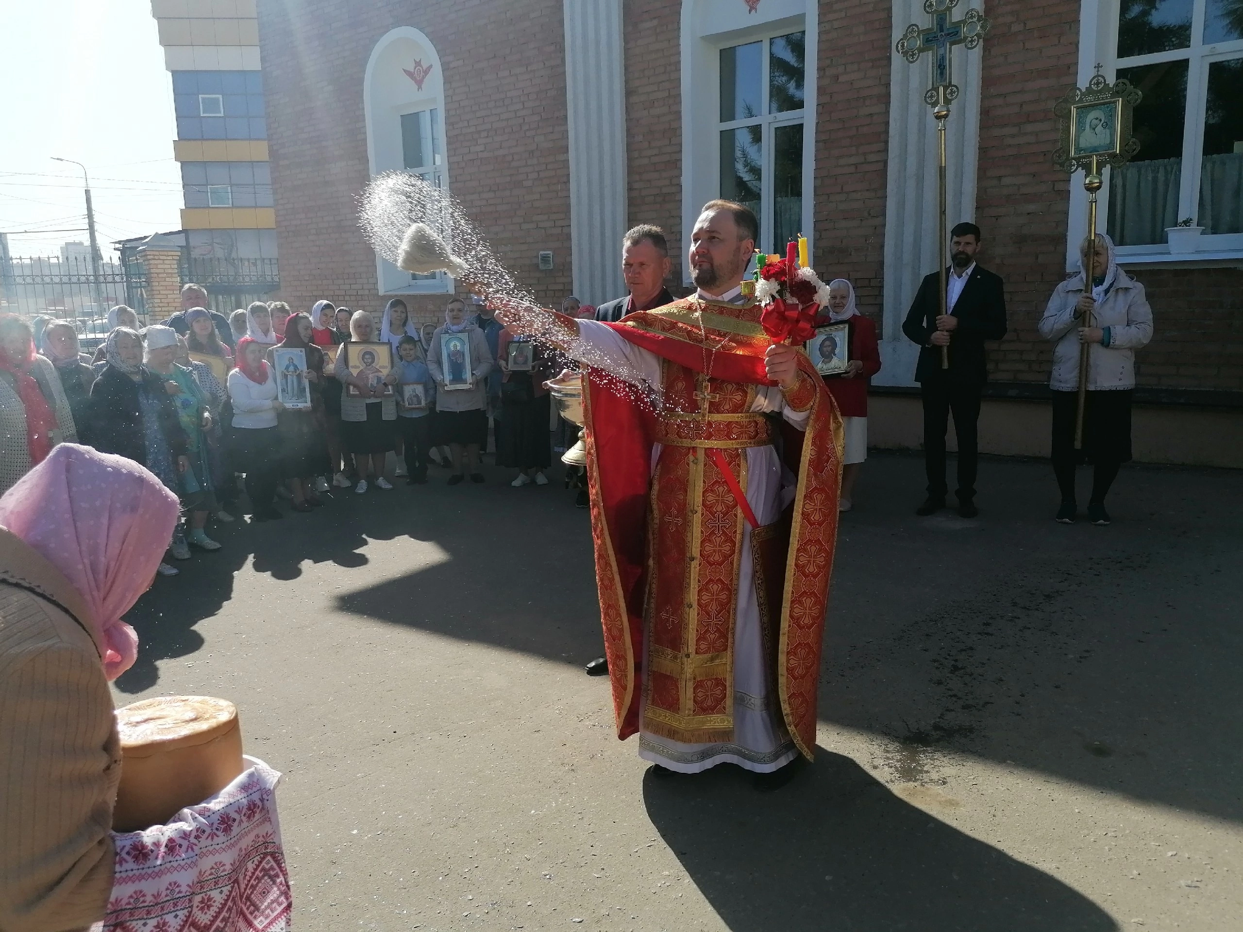 Во вторник Светлой седмицы протоиерей Александр Филиппов совершил Божественную литургию