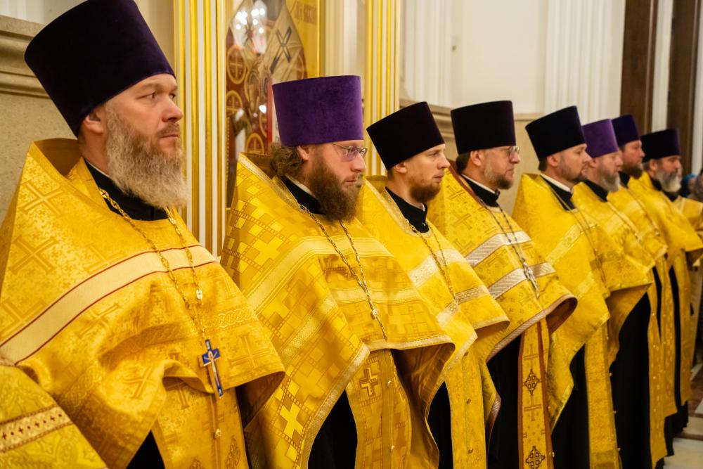 Протоиерей Александр Филиппов сослужил митрополиту Серафиму за уставным вечерним богослужением и новогодним молебном в Спасском кафедральном соборе